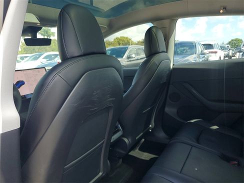 Used 2022 Tesla Model Y Long Range image 10