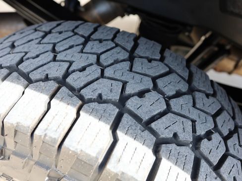 Used 2021 Ford F350 Platinum w/ Tremor Off-Road Package image 33