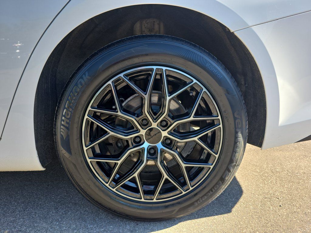 Used 2017 Chevrolet Malibu LT FWD image 31
