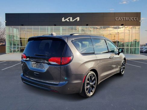 Used 2018 Chrysler Pacifica Touring-L Plus image 4