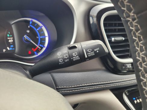 Used 2023 Chrysler Pacifica Touring-L image 19