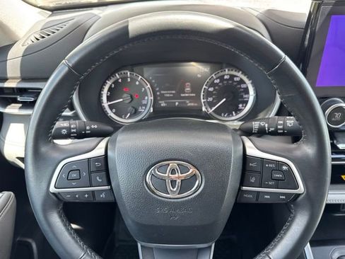 Used 2023 Toyota Highlander XLE FWD image 15
