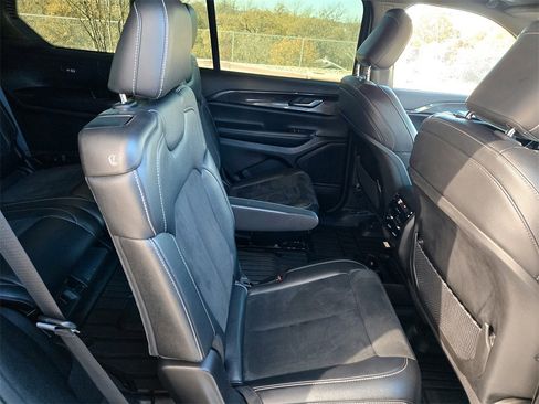 Used 2023 Jeep Grand Cherokee L Altitude image 30