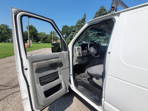 Used 2010 Ford E-250 and Econoline 250 image 9