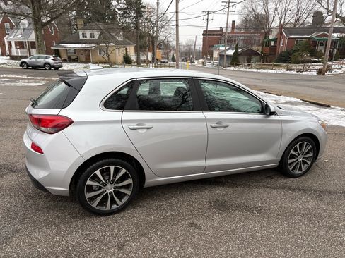 Used 2018 Hyundai Elantra GT image 9