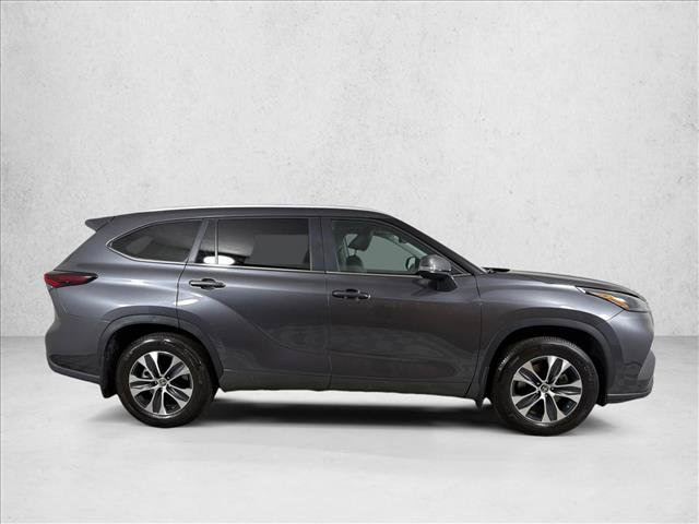 Used 2025 Toyota Highlander XLE AWD/4WD image 3