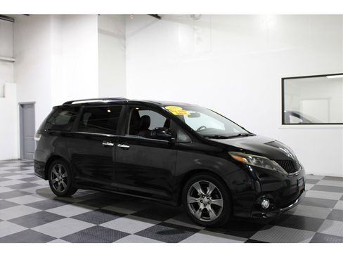 Used 2017 Toyota Sienna SE image 1