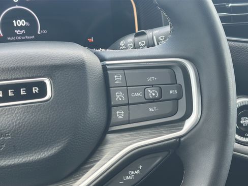 Used 2024 Jeep Wagoneer Series III AWD/4WD image 12