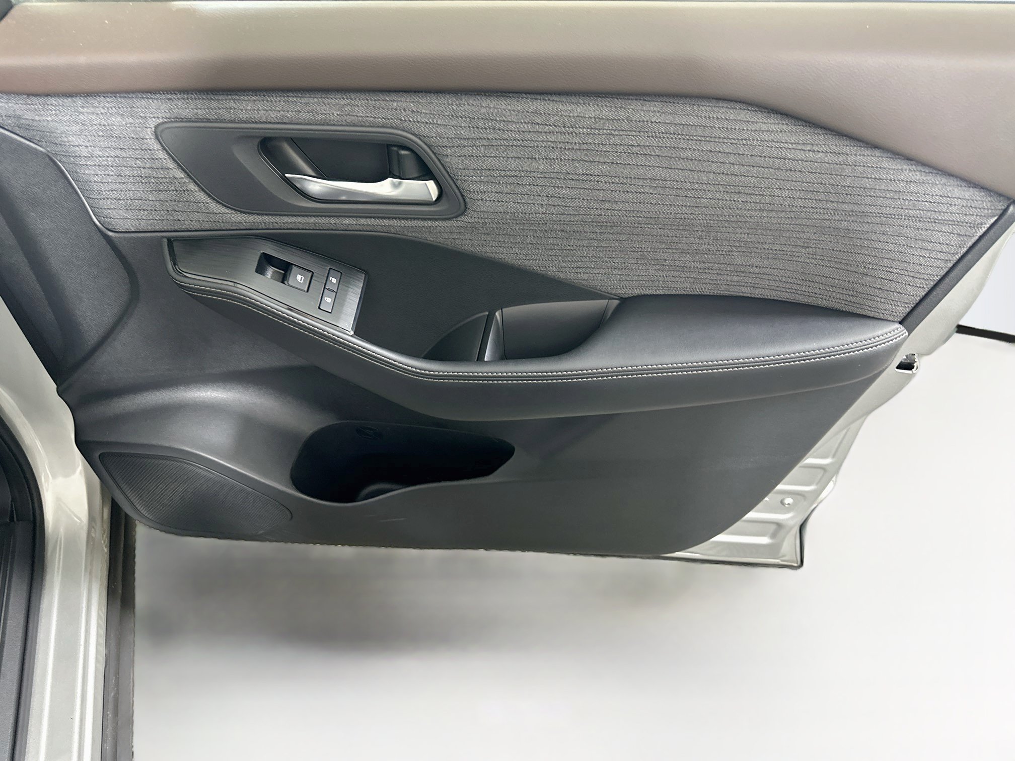 Used 2023 Nissan Rogue SV FWD image 30