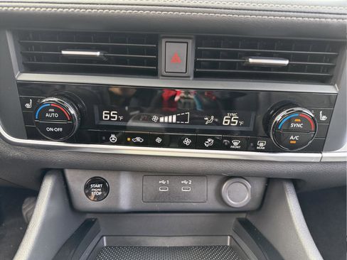 Used 2024 Nissan Rogue SV w/ SV Premium Package image 13