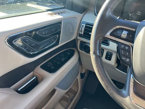 Used 2021 Lincoln Navigator Reserve w/ Luxury Package image 19