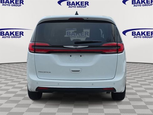 Used 2023 Chrysler Pacifica Touring-L image 4