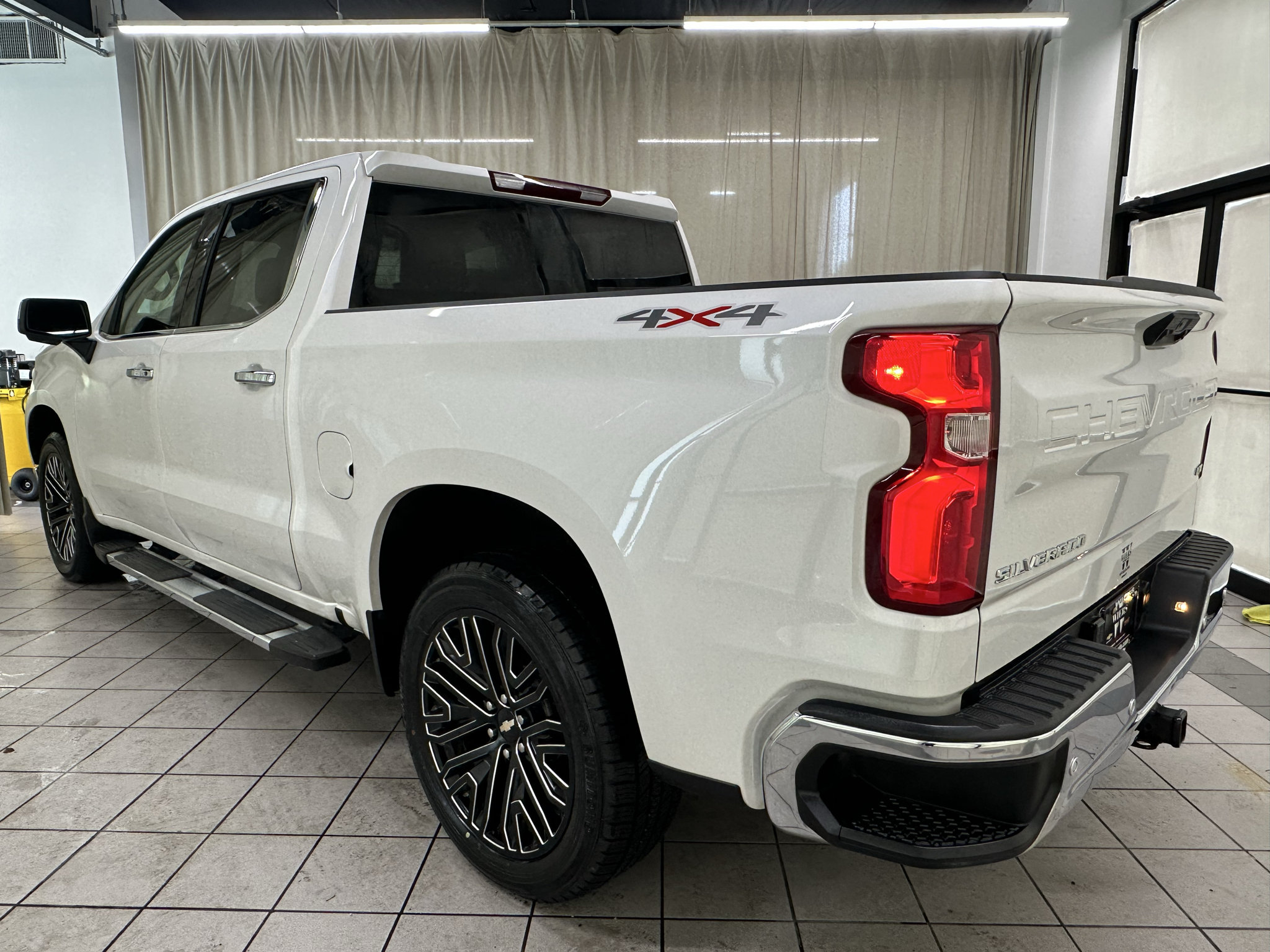 Used 2024 Chevrolet Silverado 1500 LTZ AWD/4WD image 10