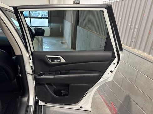 Used 2018 Nissan Pathfinder Platinum w/ Cargo Package AWD/4WD image 16