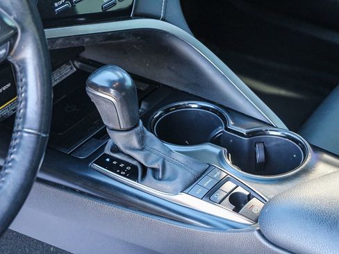 Used 2020 Toyota Camry SE w/ Sunroof Package image 28