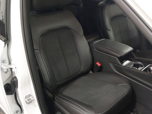 New 2025 Jeep Grand Cherokee Altitude image 28