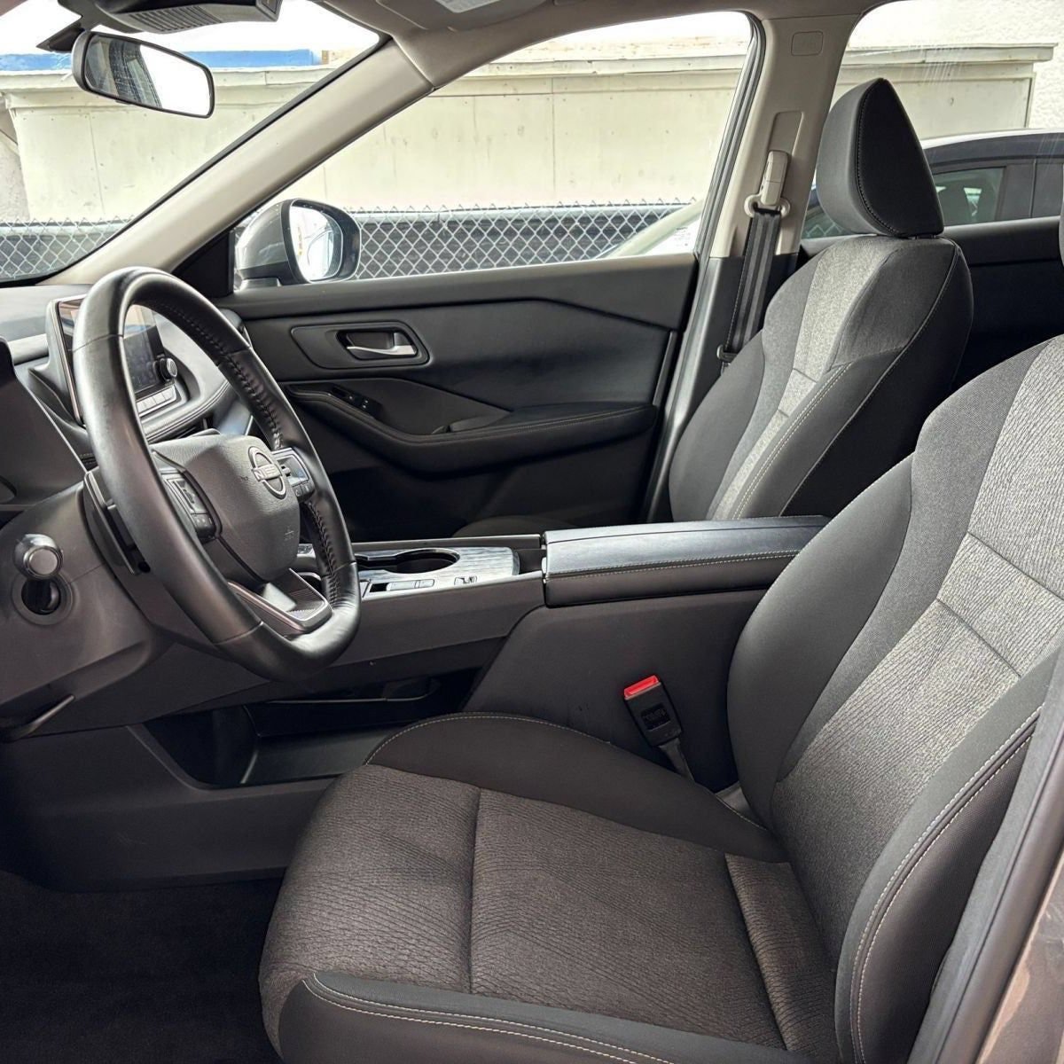 Used 2025 Nissan Rogue SV FWD image 32