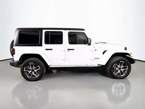 Used 2024 Jeep Wrangler Unlimited image 8