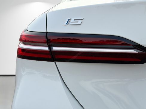 New 2026 BMW i5 eDrive40 RWD image 10