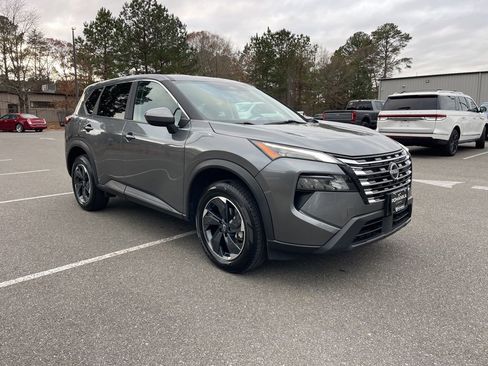 Used 2024 Nissan Rogue SV image 4