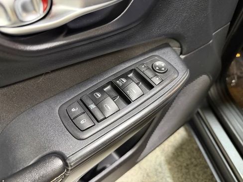 Used 2016 Jeep Cherokee Latitude w/ Cold Weather Group AWD/4WD image 19