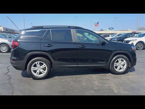 Used 2023 GMC Terrain SLE w/ Driver Convenience Package image 9