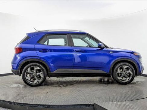 Used 2023 Hyundai Venue Limited image 9