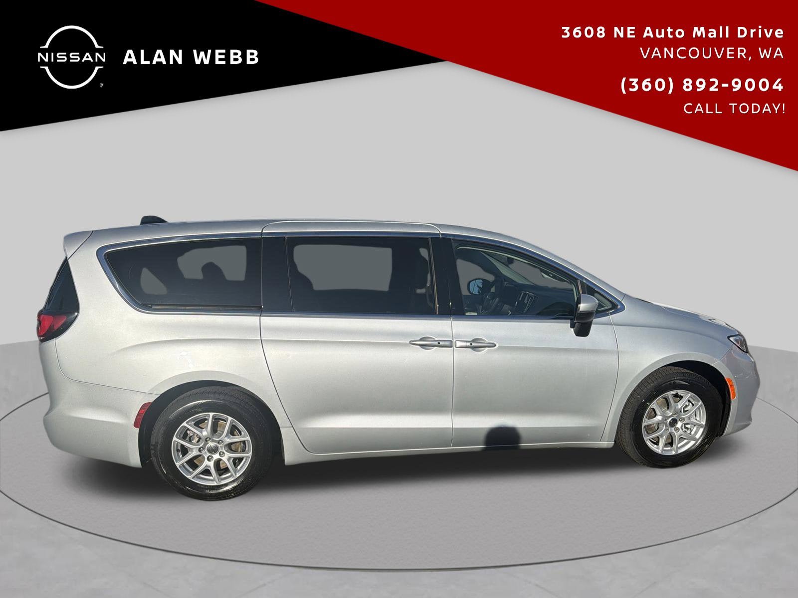 Used 2023 Chrysler Pacifica Touring-L FWD image 3
