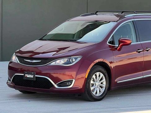 Used 2019 Chrysler Pacifica Touring-L FWD image 34