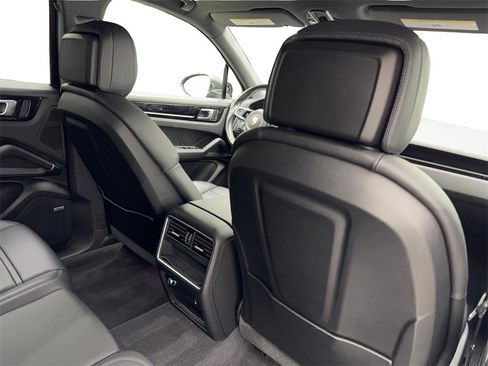 Used 2022 Porsche Cayenne image 40
