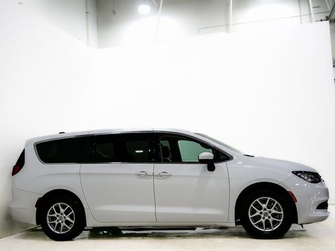 Used 2022 Chrysler Voyager LX image 4