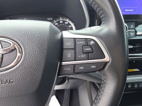 Certified 2024 Toyota Highlander XLE image 33