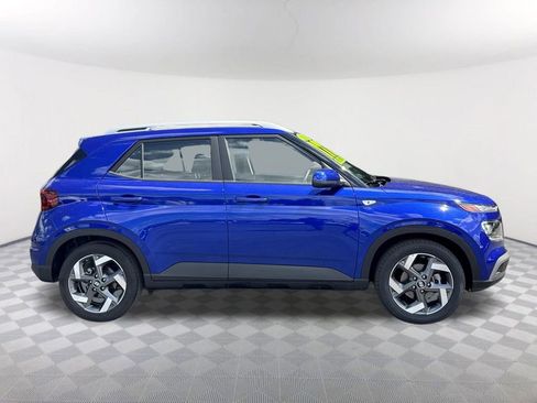 Used 2025 Hyundai Venue SEL FWD image 4