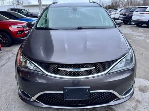 Used 2018 Chrysler Pacifica Touring-L image 7