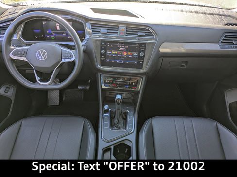 Used 2022 Volkswagen Tiguan SE w/ Panoramic Sunroof Package image 17