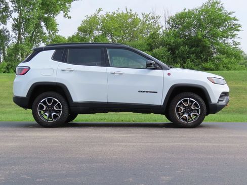 Used 2025 Jeep Compass Trailhawk AWD/4WD image 2
