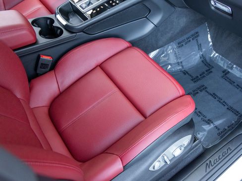 Certified 2025 Porsche Macan AWD/4WD image 64
