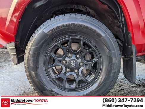 Certified 2022 Toyota Tacoma SR5 AWD/4WD image 9