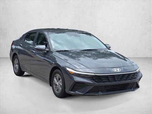 Used 2025 Hyundai Elantra SE FWD image 3