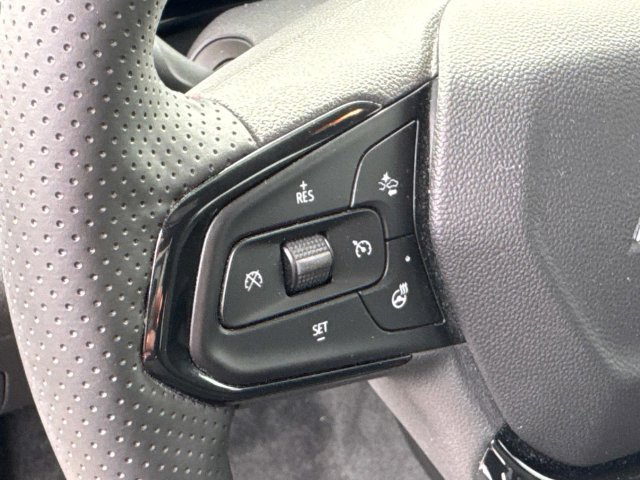 Used 2025 Chevrolet Trax RS w/ Sunroof Package FWD image 31