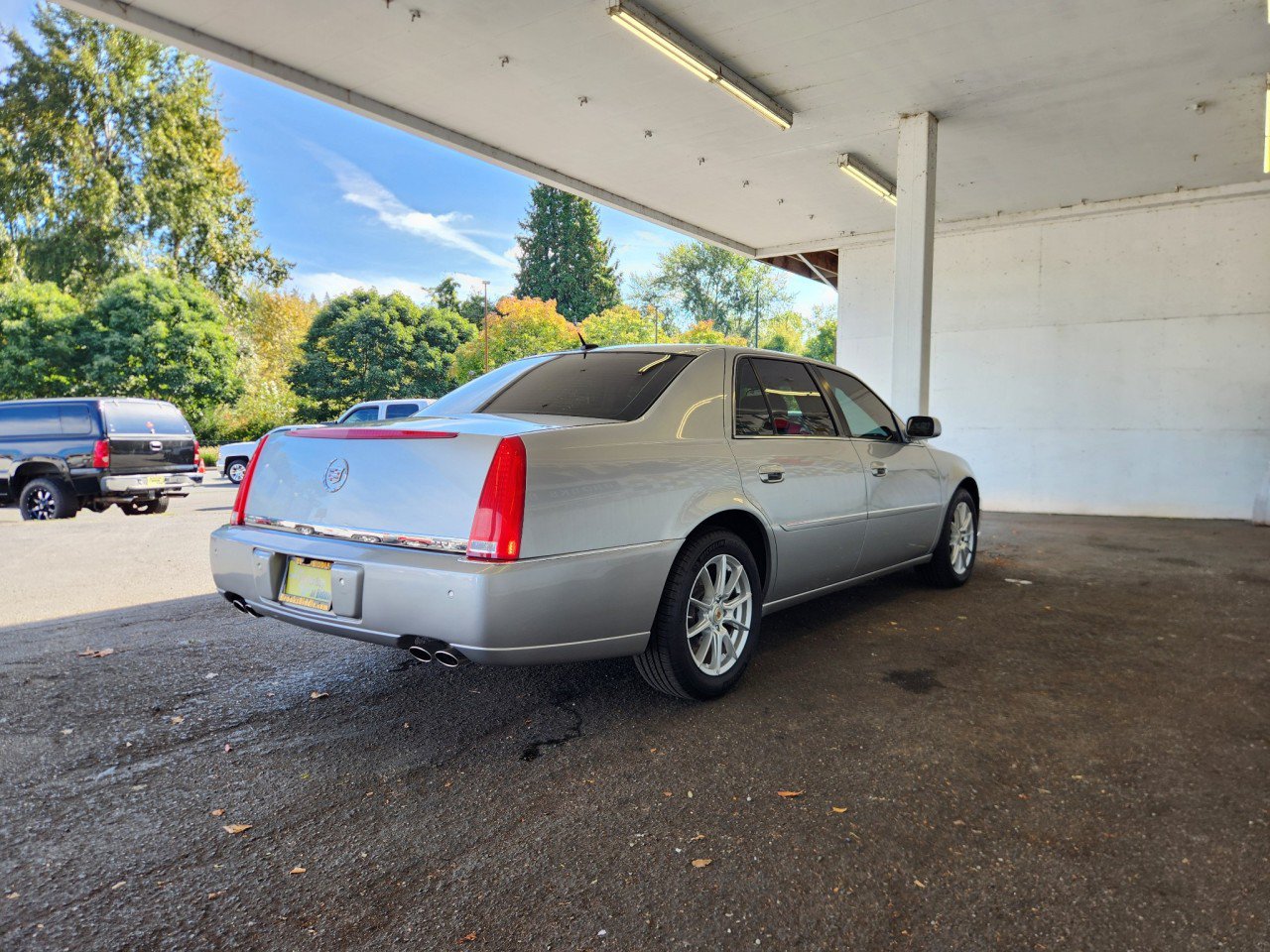 Used 2008 Cadillac DTS w/ Sun And Sound Package FWD image 3