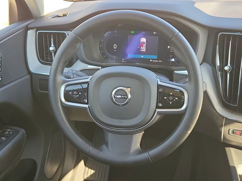 Used 2025 Volvo XC60 B5 Plus image 18
