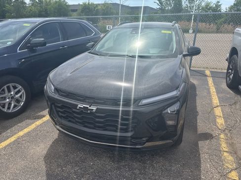 Used 2025 Chevrolet Trax ACTIV w/ Driver Confidence Package FWD image 3