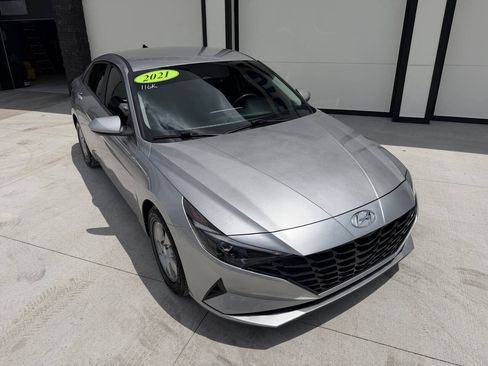 Used 2021 Hyundai Elantra SE FWD image 2