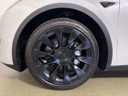 Used 2023 Tesla Model Y Long Range image 11