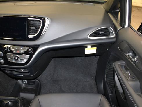 New 2026 Chrysler Voyager LX image 27