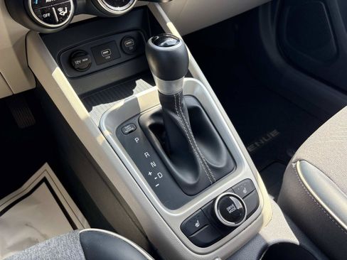 Used 2020 Hyundai Venue FWD image 31
