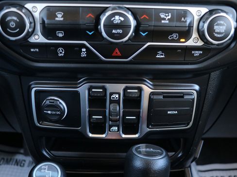 Used 2023 Jeep Gladiator Sport image 23