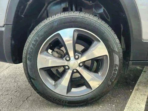 Used 2019 Jeep Cherokee Limited image 16