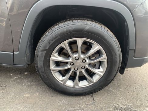 Used 2019 Jeep Cherokee Latitude Plus w/ Comfort/Convenience Group image 9